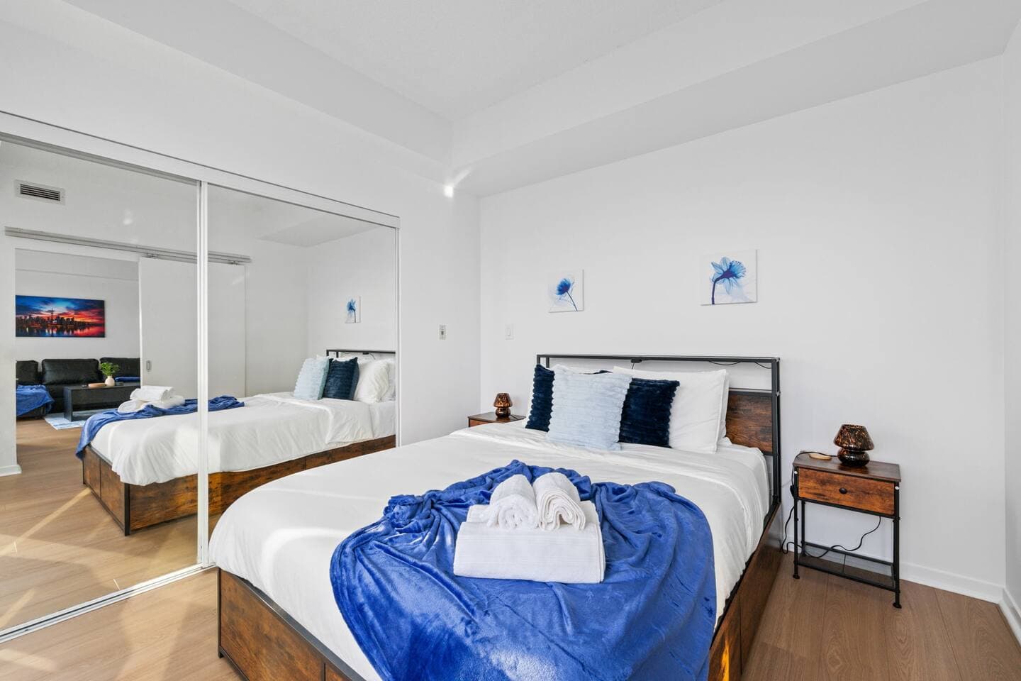 CN Tower View | DT | Scotiabank Arena| Sleeps 4 - Image 4