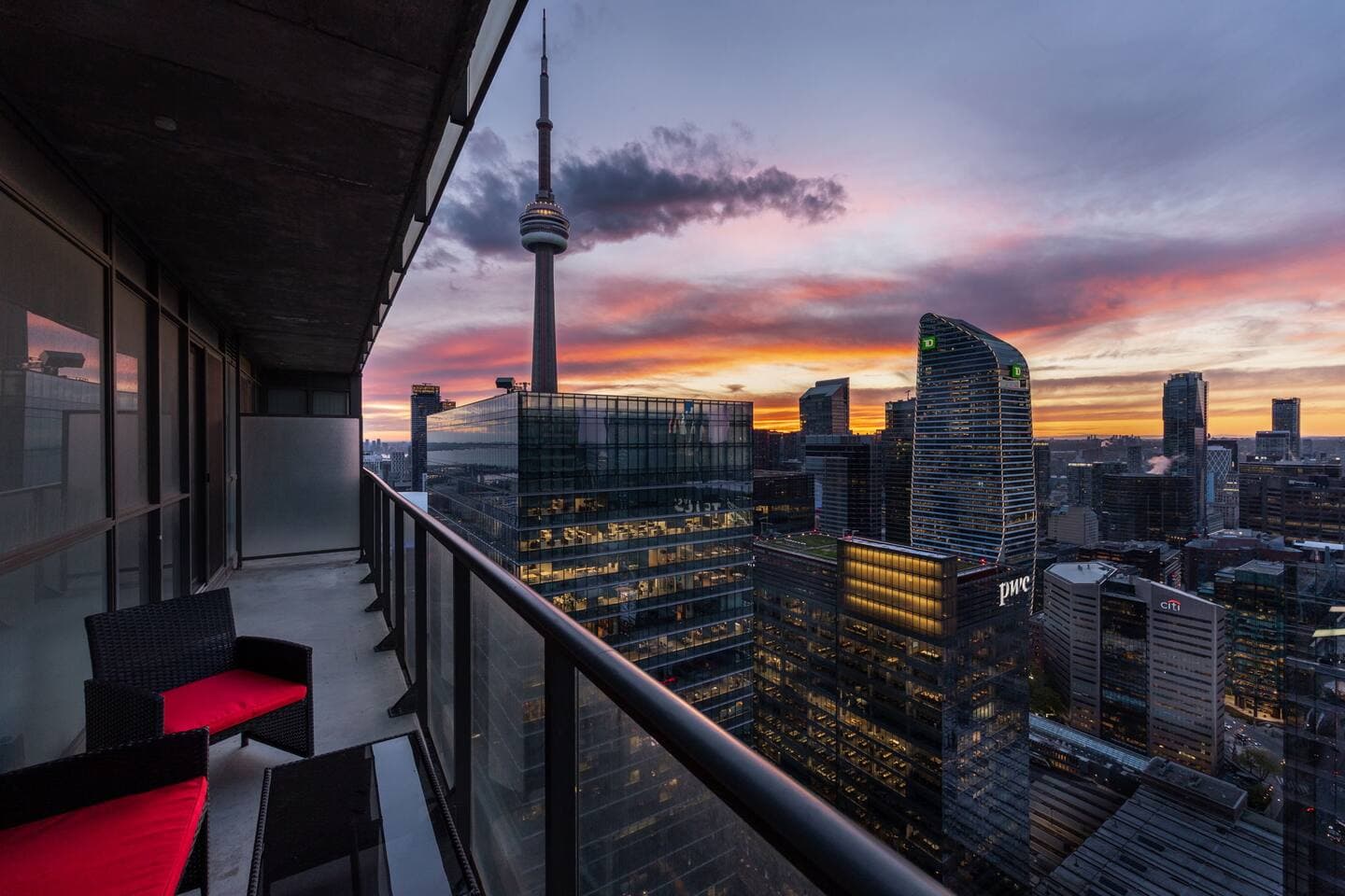 CN Tower View | DT | Scotiabank Arena| Sleeps 4 - Image 1