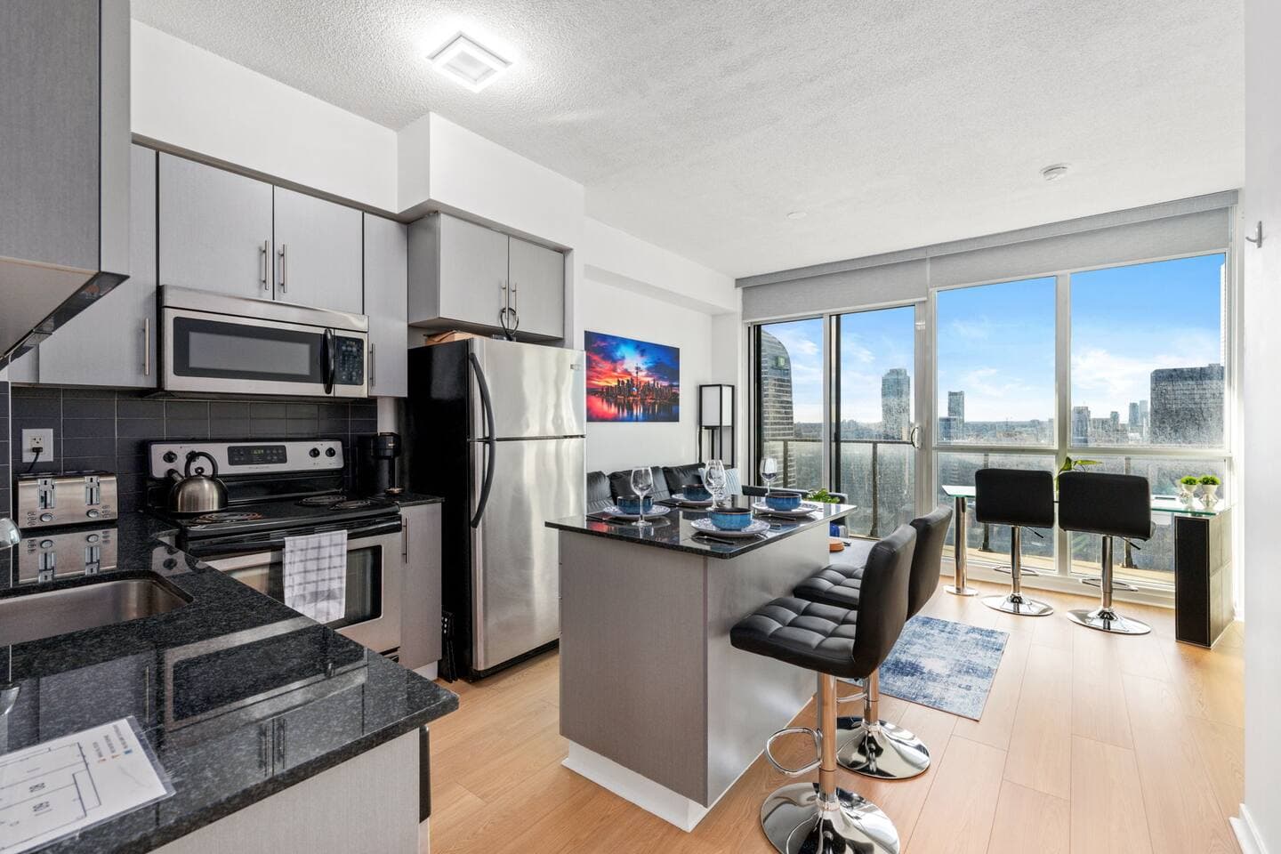 CN Tower View | DT | Scotiabank Arena| Sleeps 4 - Image 2