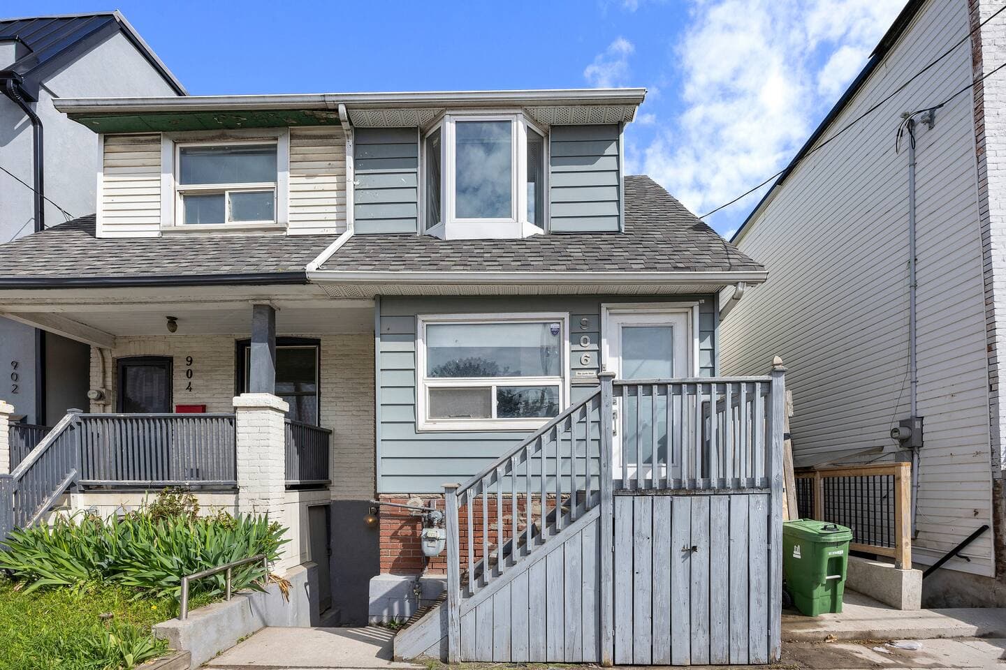 Walk to beaches | Leslieville | Sleeps 4 | TV - Image 2