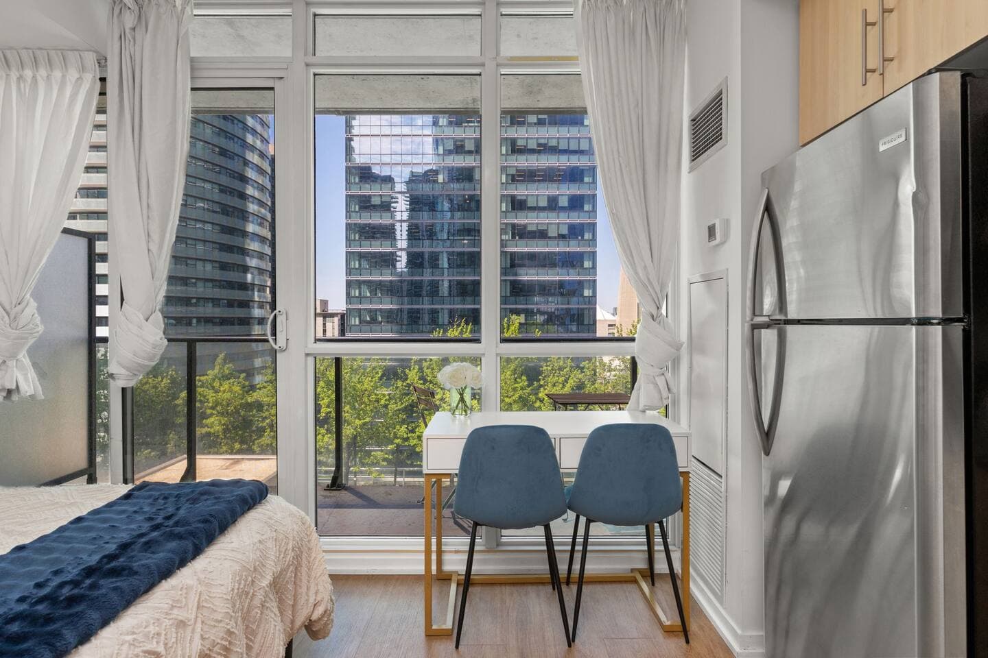 Luxury CN Tower Studio | Steps to Scotiabank Arena - Image 4