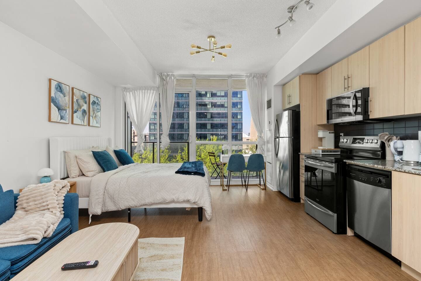 Luxury CN Tower Studio | Steps to Scotiabank Arena - Image 1