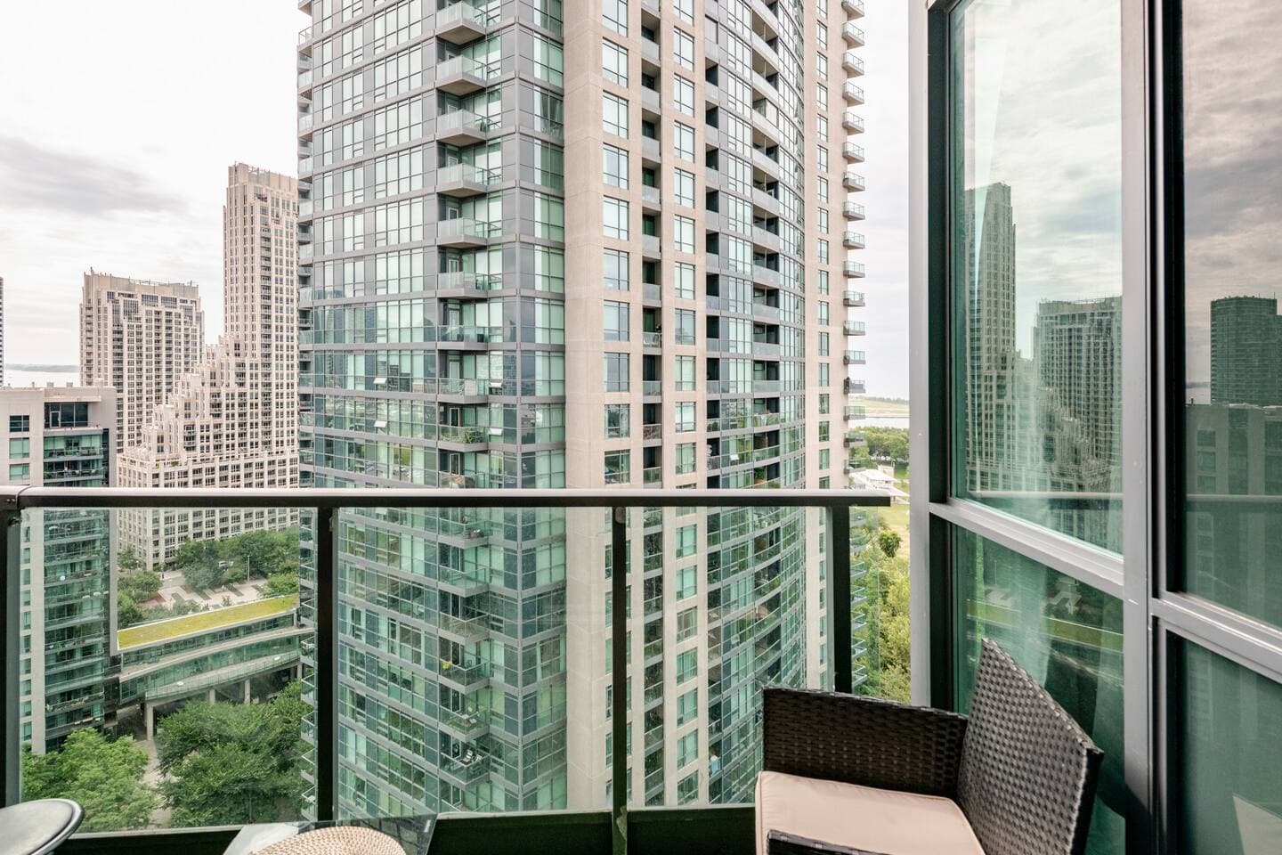 CN Tower & City Views | 1BR + Free Parking - Image 4