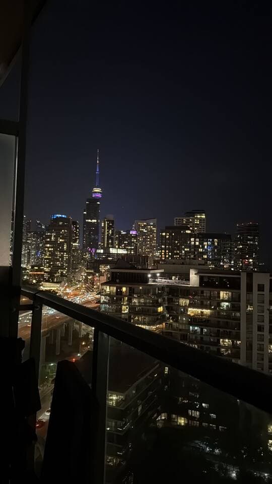 CN Tower & City Views | 1BR + Free Parking - Image 1