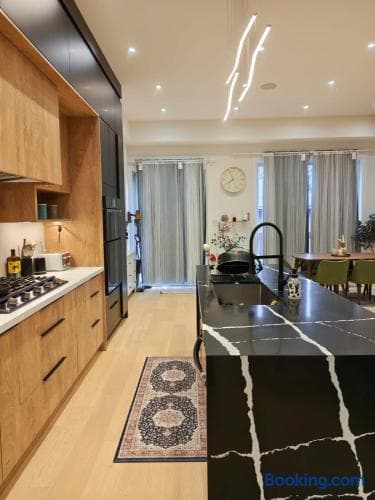 Luxury private space, Parking, TV, Sleeps 4 - Image 3