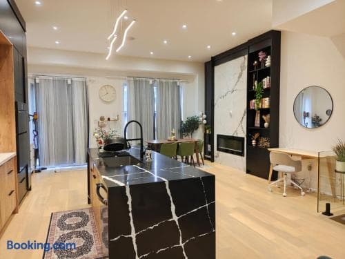 Luxury private space, Parking, TV, Sleeps 4 - Image 2