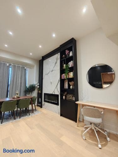 Luxury private space, Parking, TV, Sleeps 4 - Image 5