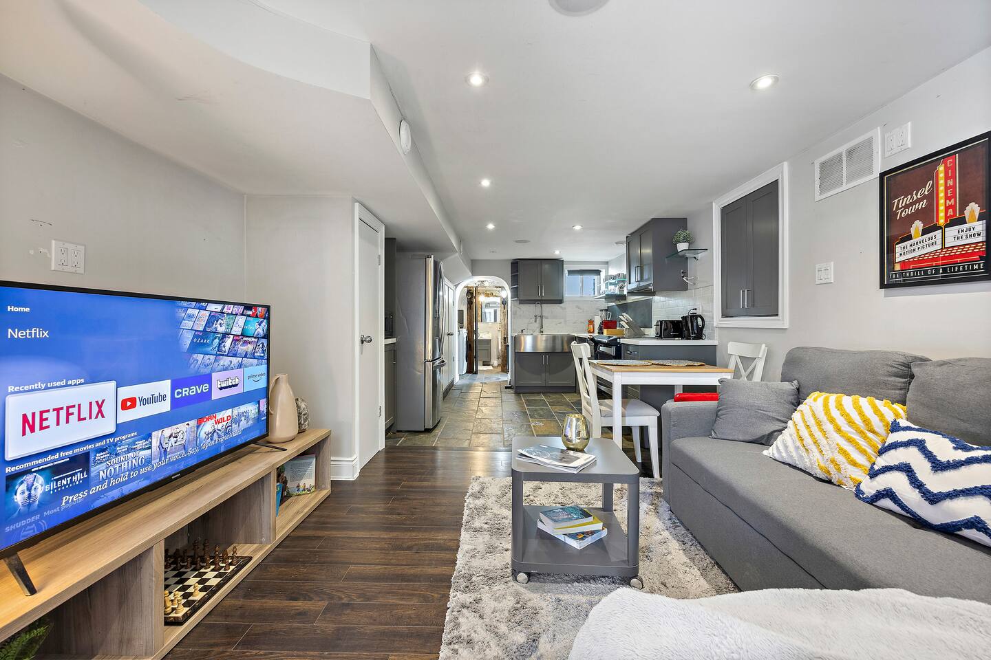 Walk to beaches | Leslieville | Sleeps 4 | TV - Image 1