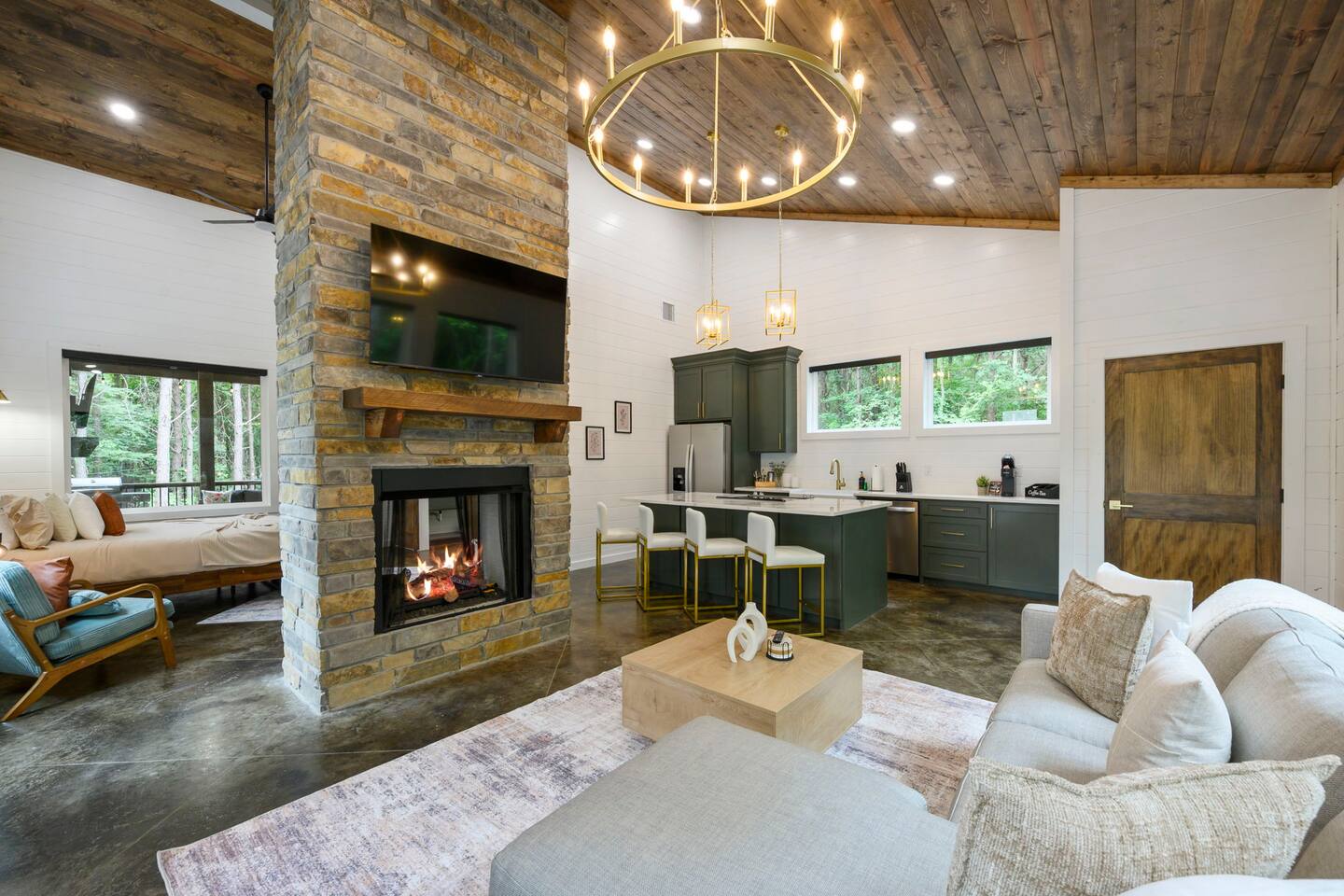 Secluded, Hot Tub, Games, Luxury, Fire pit, Pets - Image 1