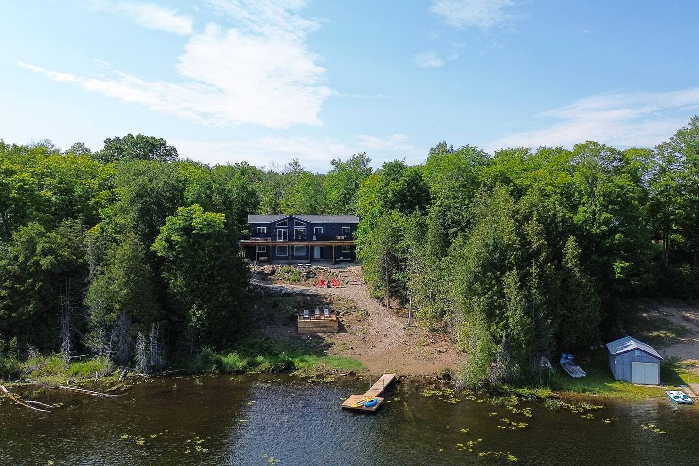 Lakefront Cottage, Sleeps 14, Games, Kayaks, BBQ - Image 1