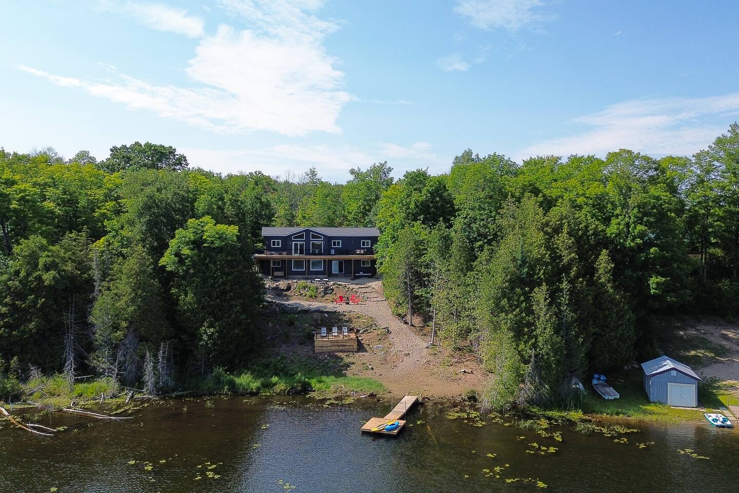 Lakefront Cottage, Sleeps 14, Games, Kayaks, BBQ - Image 1